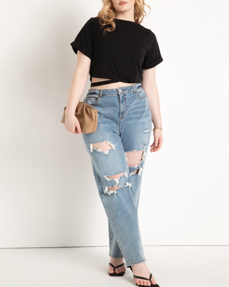 Front of a model wearing a size 14|16 Ava Waist Tie Tee in Totally Black by ELOQUII. | dia_product_style_image_id:204024